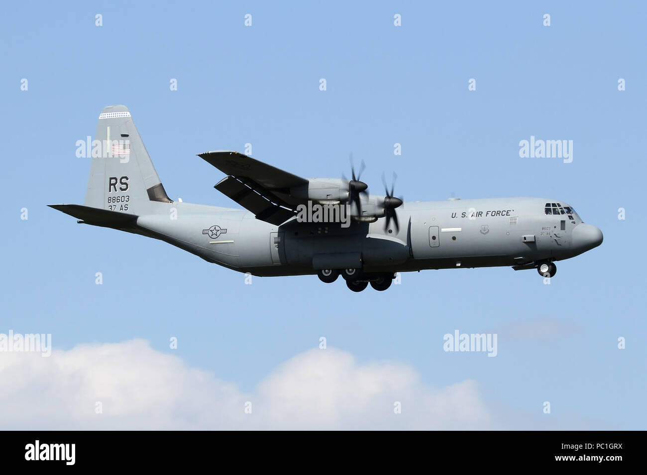 USAFE C-130J da trentasettesima Airlift Squadron sull approccio nella RAF Mildenhall. L'unità è parte dell'airlift wing assegnato a Ramstein AB in Germania. Foto Stock
