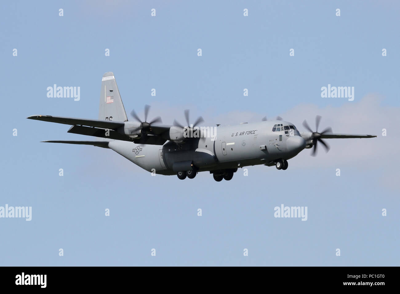 USAFE C-130J da trentasettesima Airlift Squadron sull approccio nella RAF Mildenhall. L'unità è parte dell'airlift wing assegnato a Ramstein AB in Germania. Foto Stock