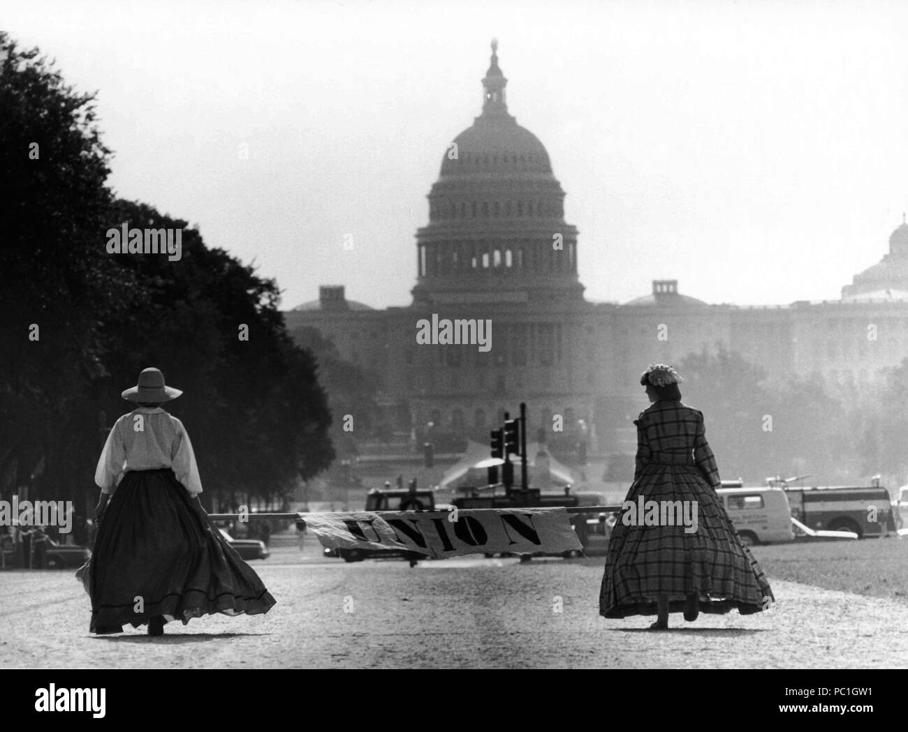 Donne che indossano stile settecento abbigliamento portando unione grande banner mentre si cammina verso gli Stati Uniti Capitol. Washington D.C., 1982. Foto Stock