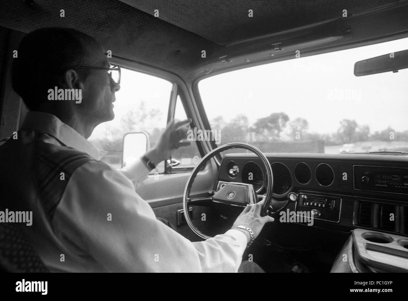 Uomo alla guida di un automobile in Los Angeles, 1984 Foto Stock