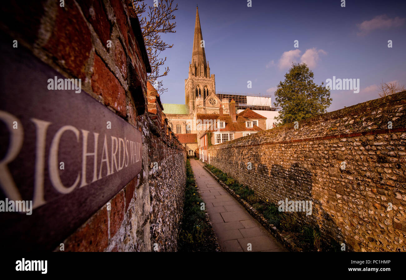 Chichester Cathedral in West Sussex fotografato early 2018 all'inizio del restauro del tetto Foto Stock