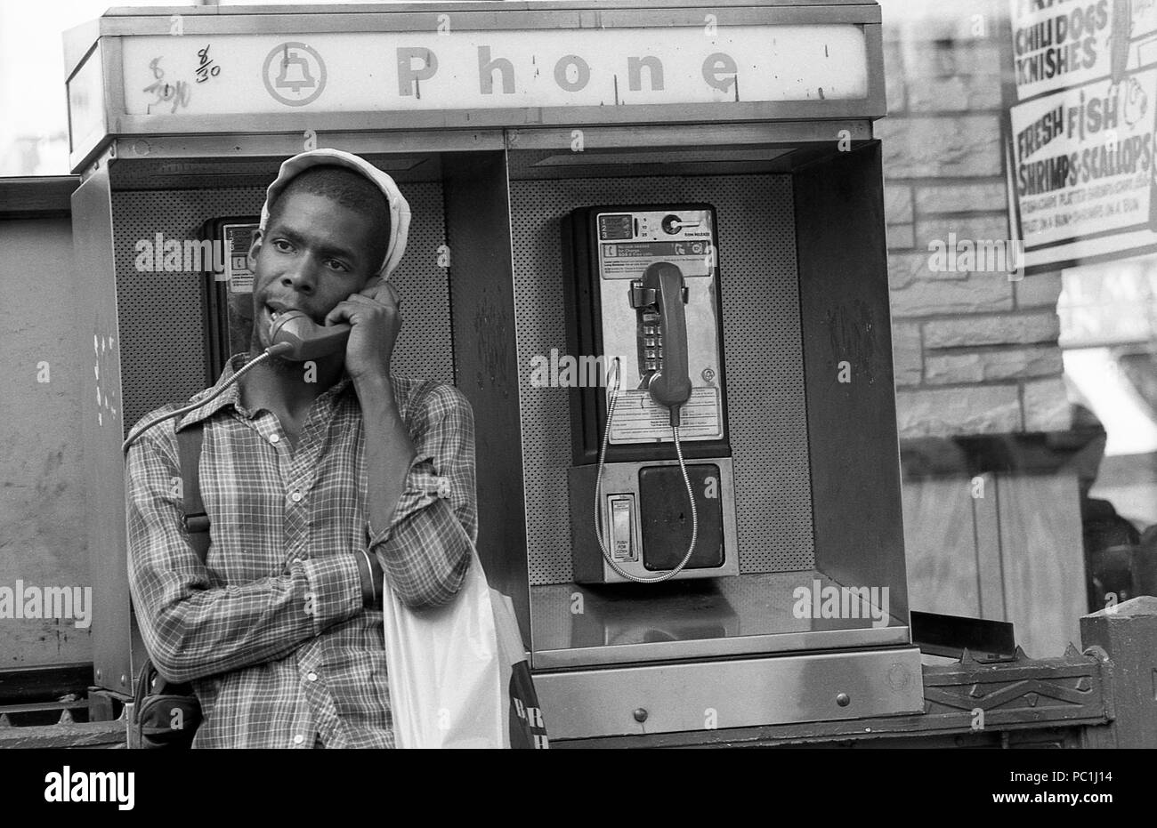 Uomo che usa un telefono urbano negli anni '1980 a Washington DC, USA, 1982 Foto Stock