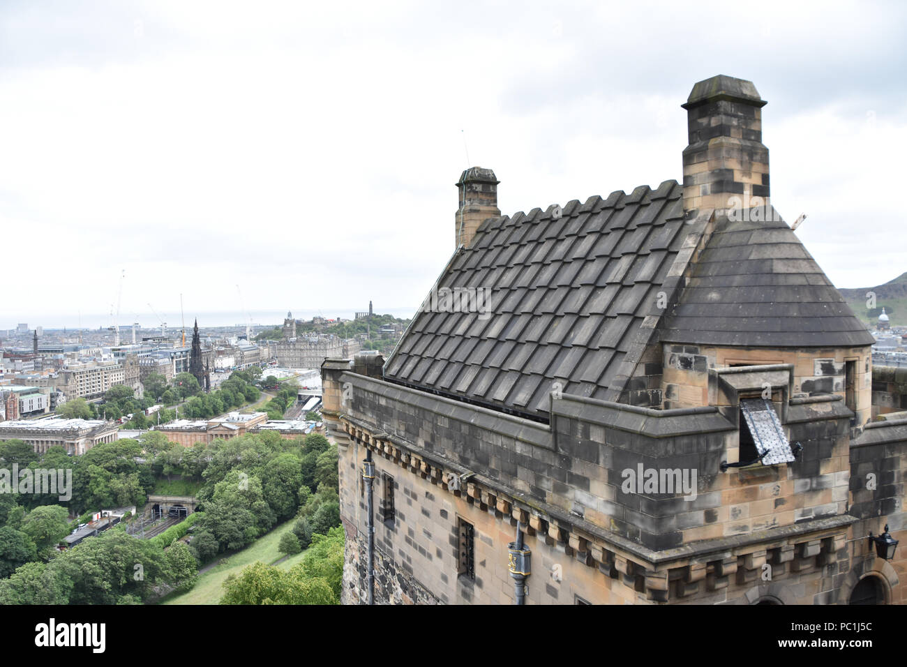 Vista dal castello di Edimburgo guardando indietro alla città. Giugno, 2018 Foto Stock