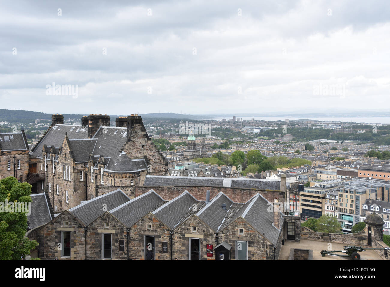 Vista dal castello di Edimburgo guardando indietro alla città. Giugno, 2018 Foto Stock