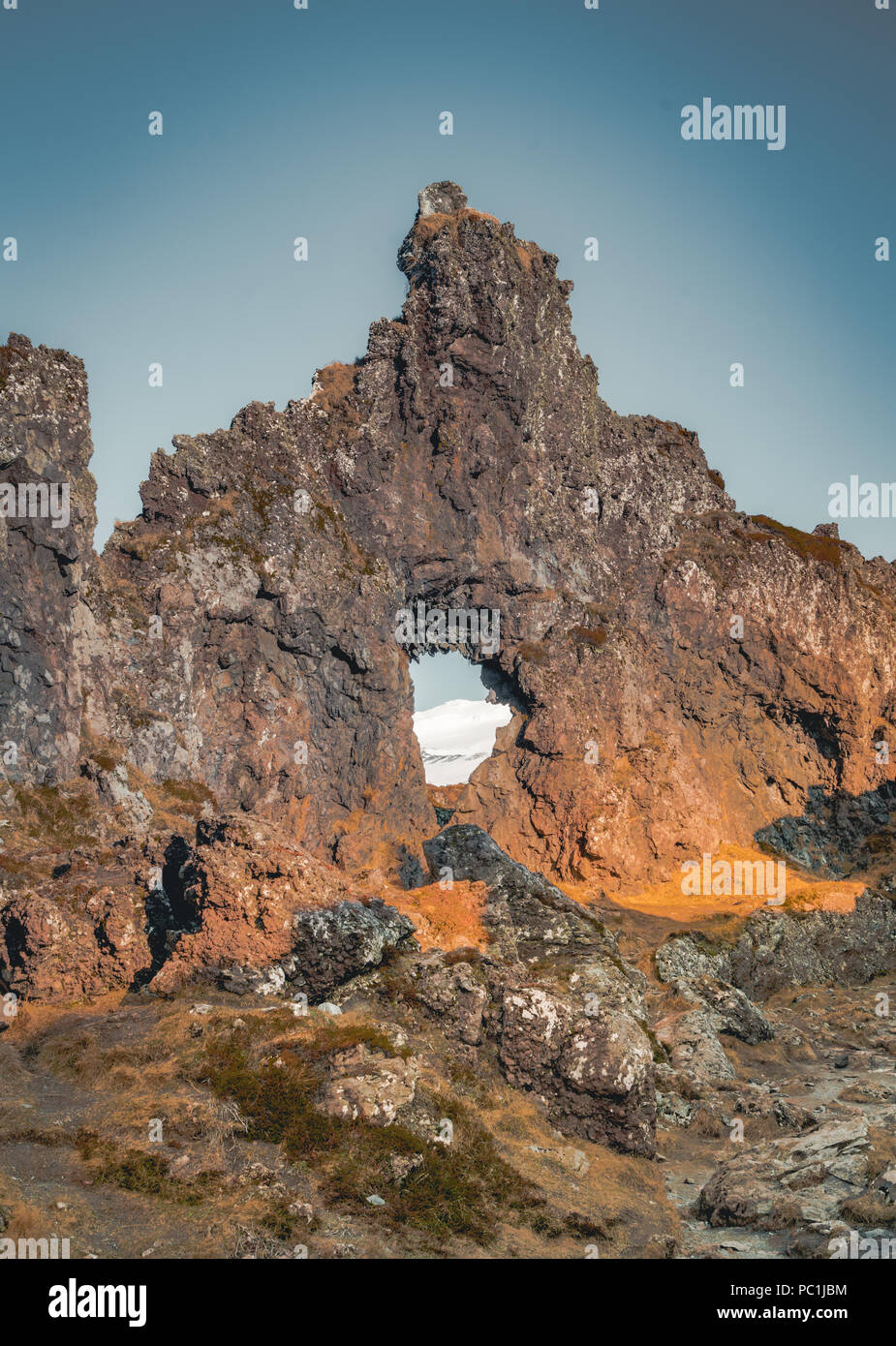 Ombre di Djupalonssandur sun star o la nera lava Pearl Beach sulla penisola Snaefellsnes in Islanda. Foto Stock