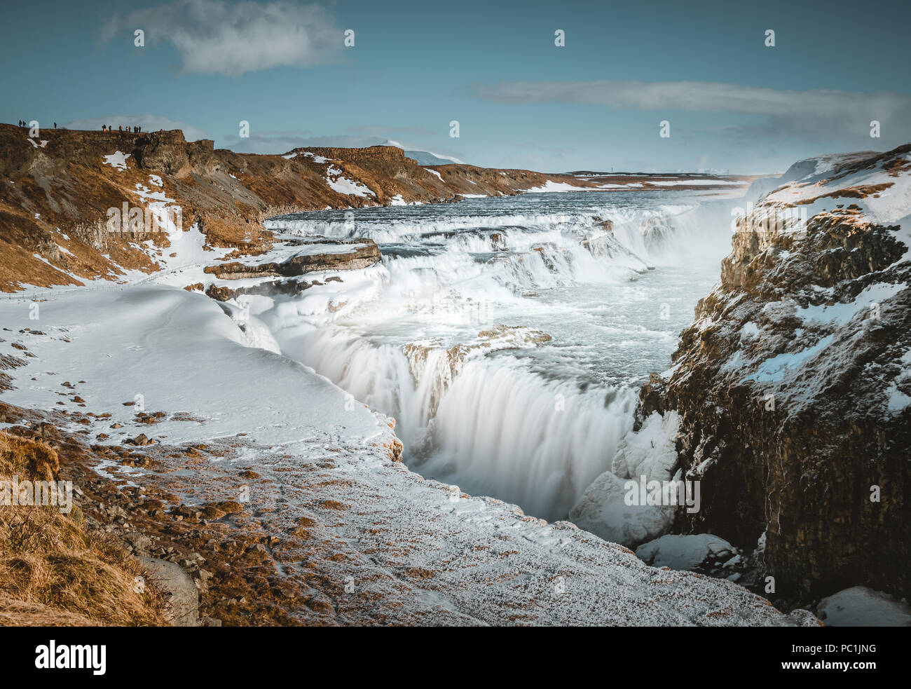 Enorme cascata di Gullfoss (Golden caduta) nella nebbia di mattina. Winterscene colorate sul fiume Hvita nel sud-ovest dell'Islanda, l'Europa. Stile artistico post elaborati foto. Foto Stock