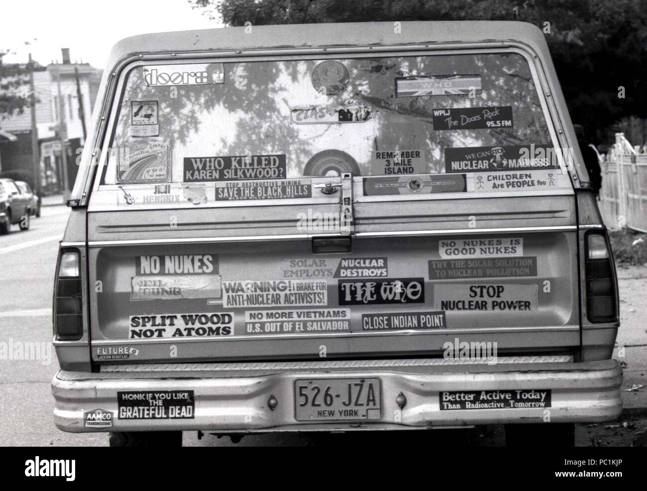Veicolo coperto di adesivi con anti-nucleare messaggi. New York, 1982. Foto Stock
