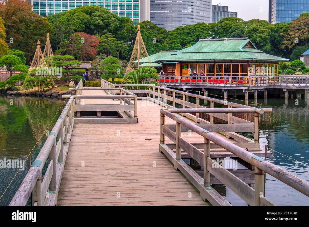 Hamarikyu (anche Hama Rikyu) più antico giardino giapponesi e i moderni grattacieli della zona di Shiodome, Chuo Ward, Tokyo, Regione di Kanto, isola di Honshu, Giappone Foto Stock