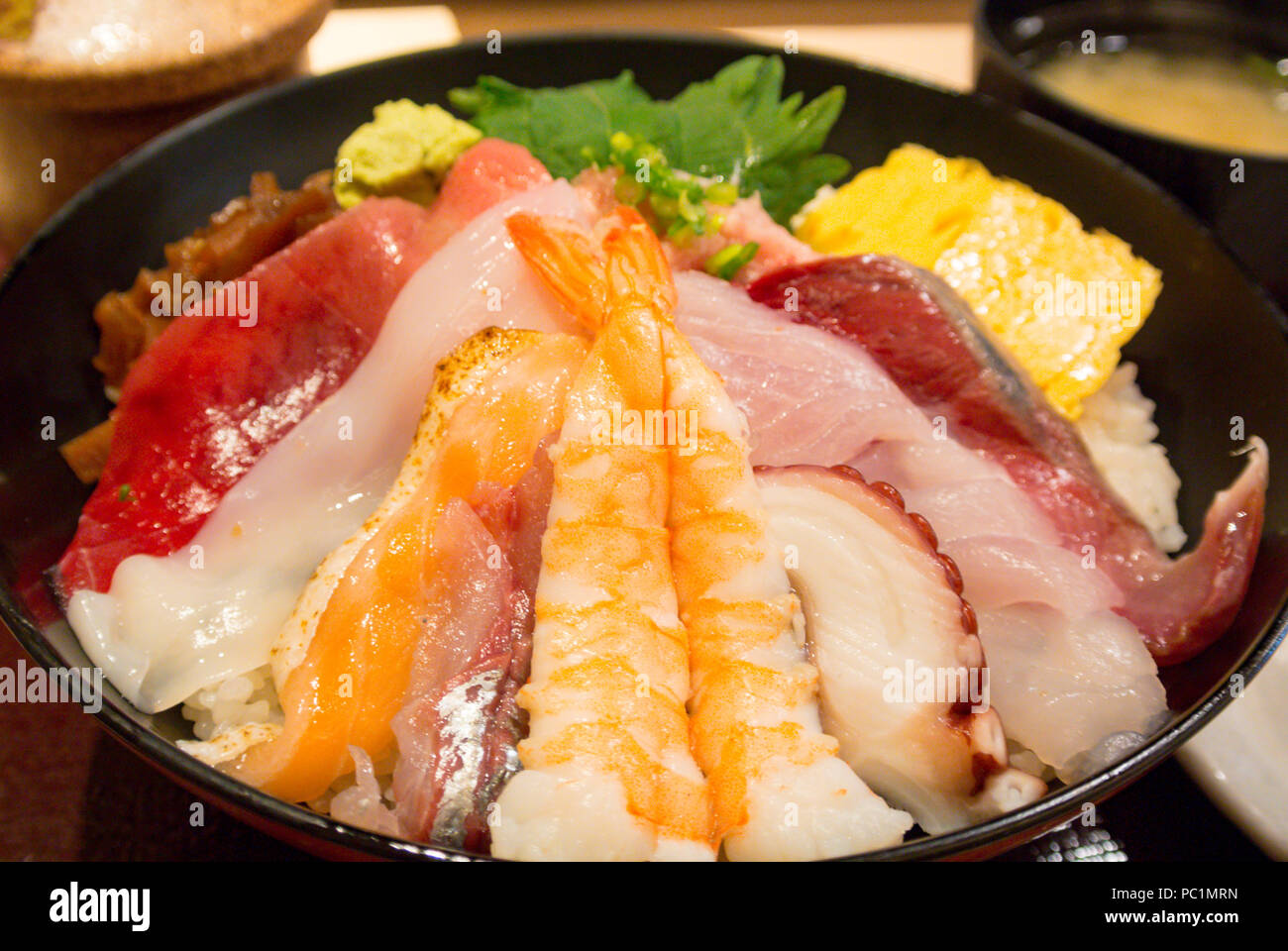 Chirashi,il cibo giapponese con sashimi su riso, Tokyo, Giappone Foto Stock