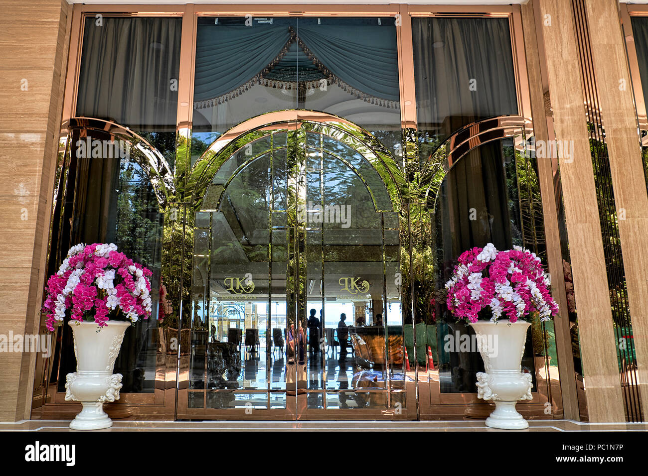 L'entrata dell'hotel. Rame lucido vetro frontale. Thailandia alberghi,  sud-est asiatico Foto stock - Alamy