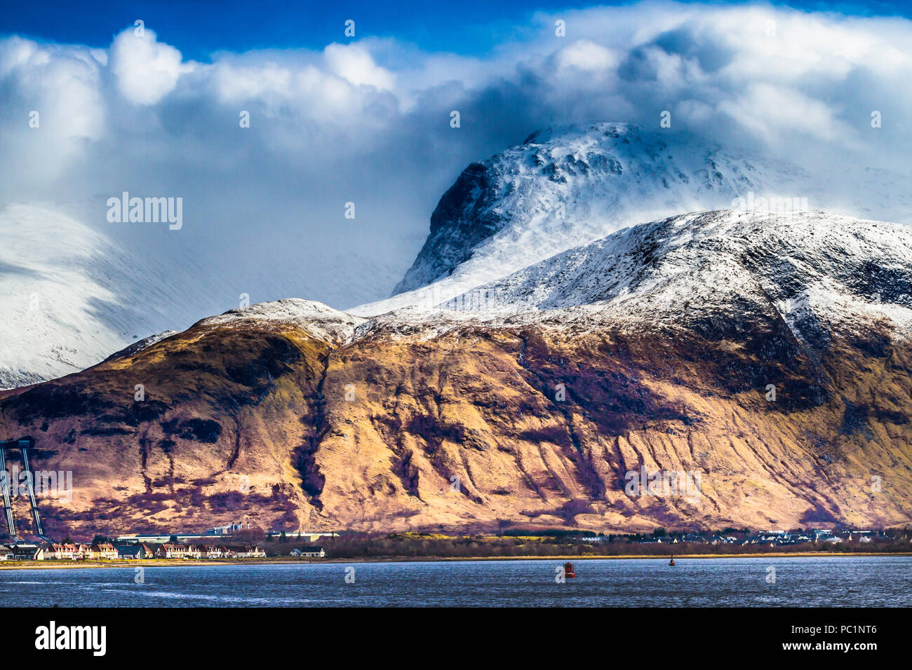 Ben Nevis e Fort William da Corpach. Foto Stock