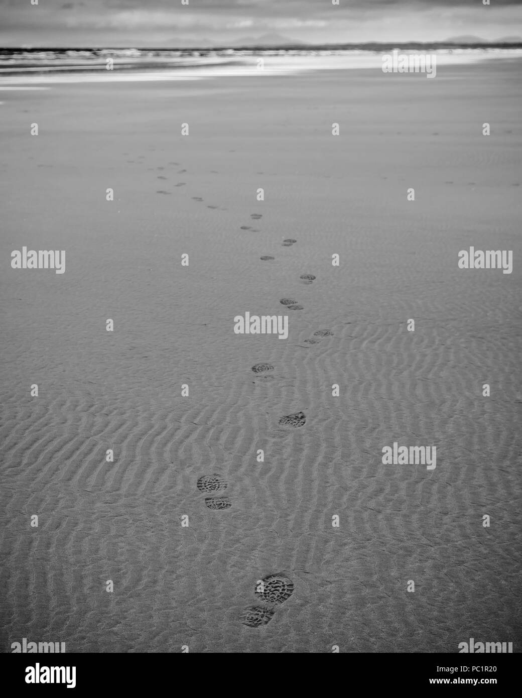 Orme su una spiaggia di sabbia Foto Stock