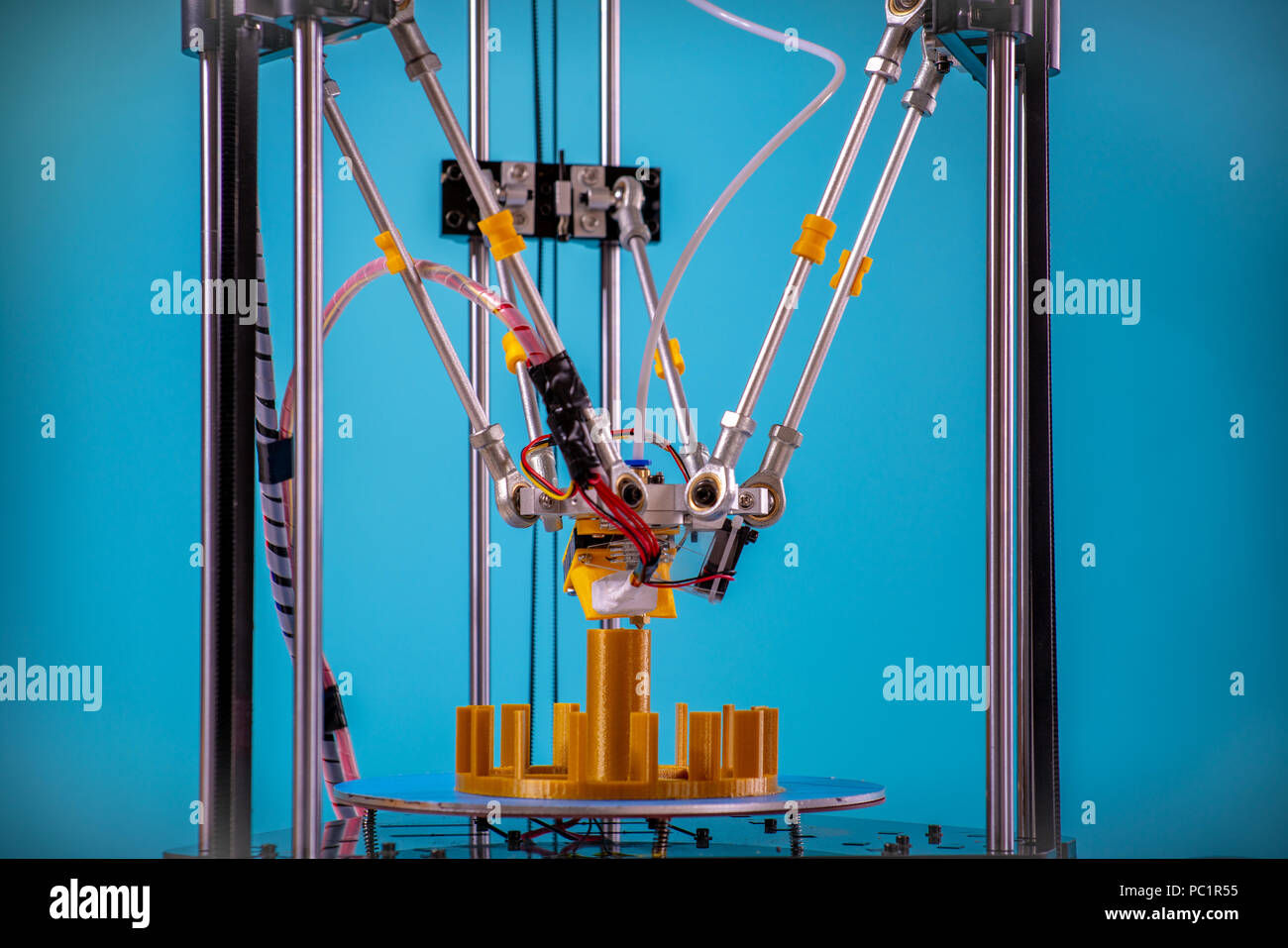 Ricambi di stampa su di un delta stampante 3D in laboratorio industriale Foto Stock