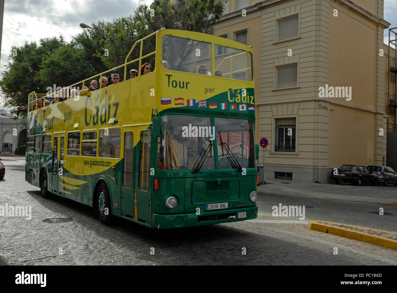 A Cadice double decker bus turistici rendendo il suo modo intorno al centro storico di Cadice in Andalusia regione del sud ovest della Spagna. Foto Stock