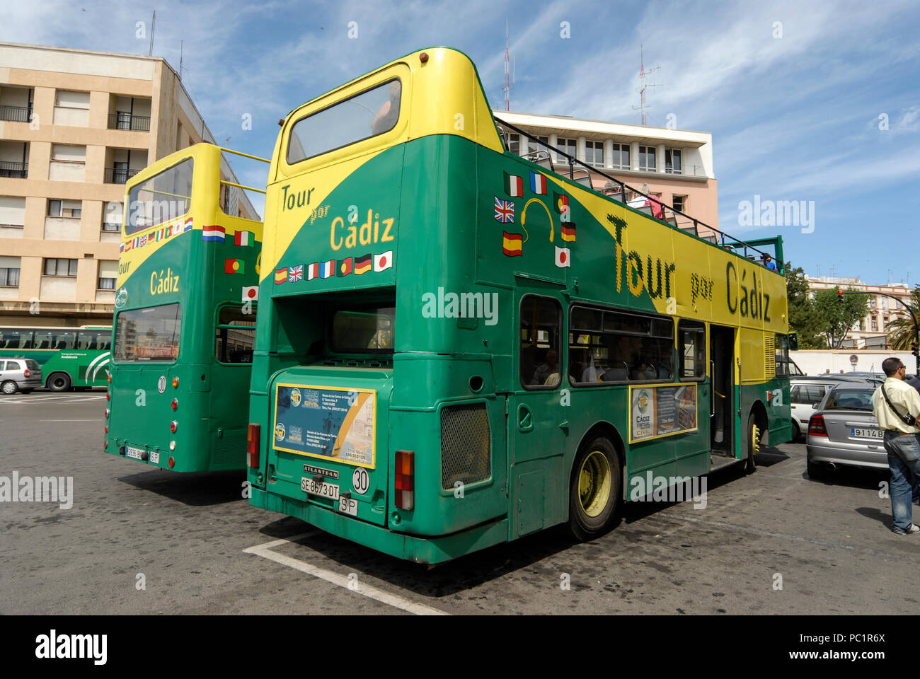 A Cadice double decker bus turistici rendendo il suo modo intorno al centro storico di Cadice in Andalusia regione del sud ovest della Spagna. Foto Stock