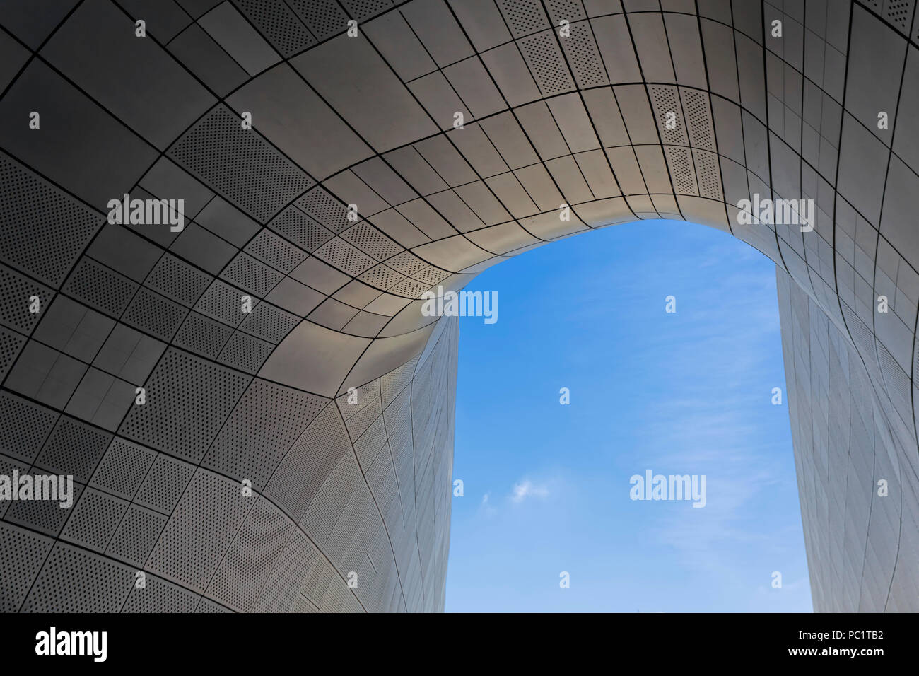 Il design di Dongdaemun Plaza, chiamato anche il DDP, è un notevole sviluppo urbanistico landmark a Seul, in Corea del Sud di Zaha Hadid e Samoo. Foto Stock