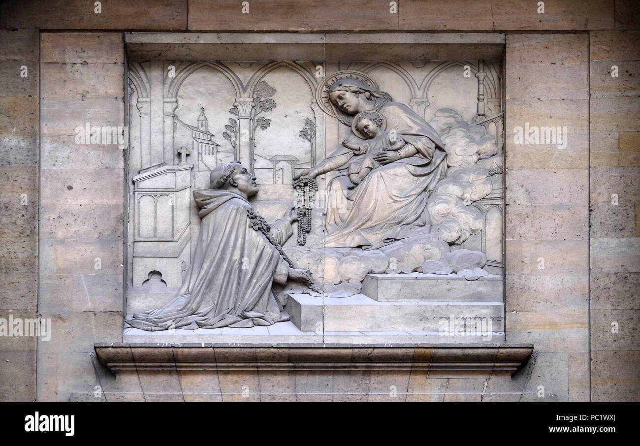 La Vergine che dà il Rosario a san Domenico, da Theodore Charles Gruyere, rilievo sul portale di San Tommaso d Aquino a Parigi, Francia Foto Stock