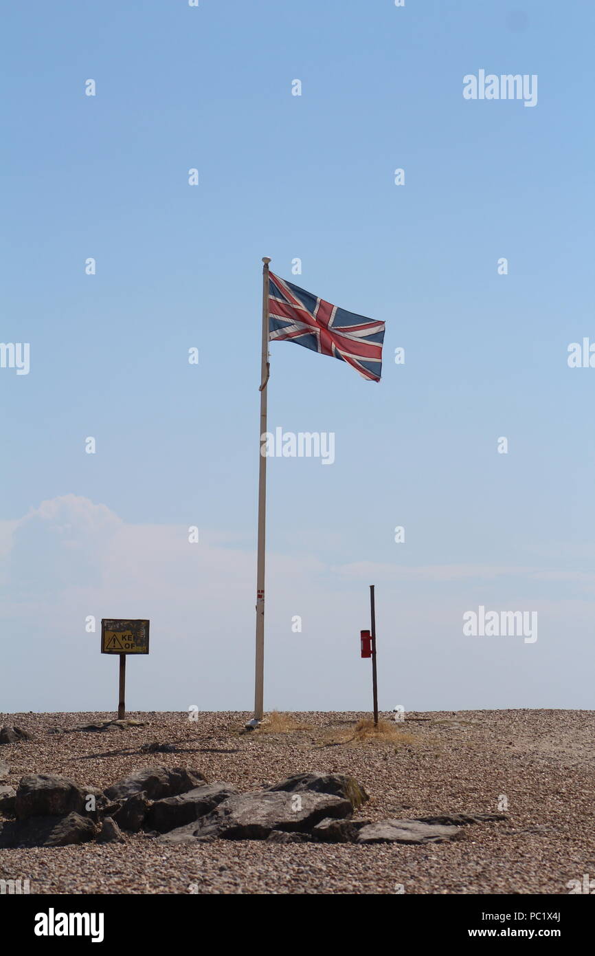 Unione britannica bandiera bandiera su una spiaggia di ghiaia Foto Stock