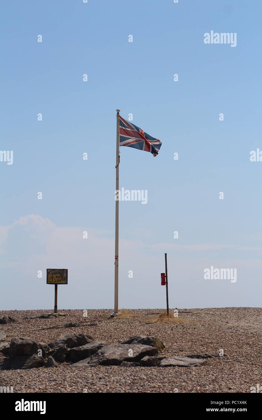 Unione britannica bandiera bandiera su una spiaggia di ghiaia Foto Stock
