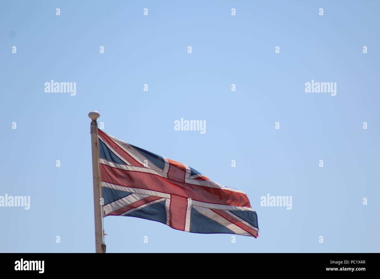 Bandiera dell'Unione contro il cielo blu Foto Stock