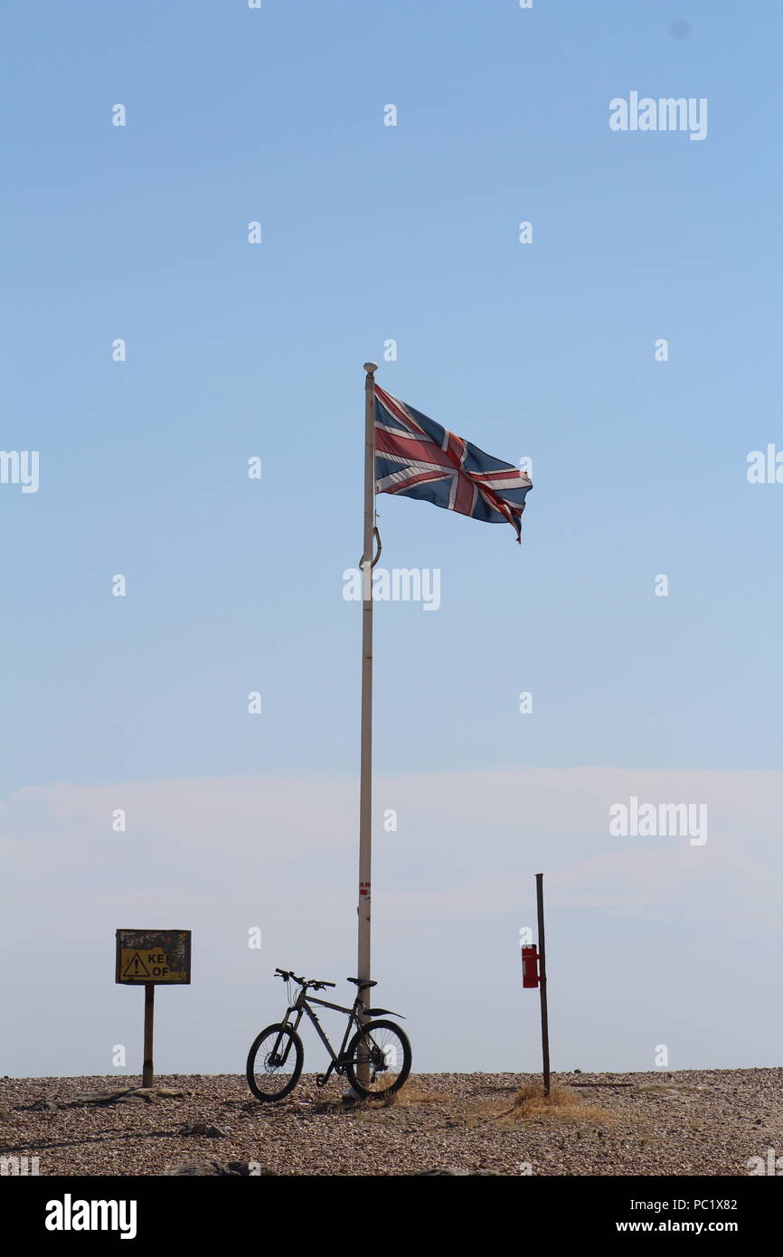 Unione britannica bandiera bandiera su una spiaggia di ghiaia Foto Stock