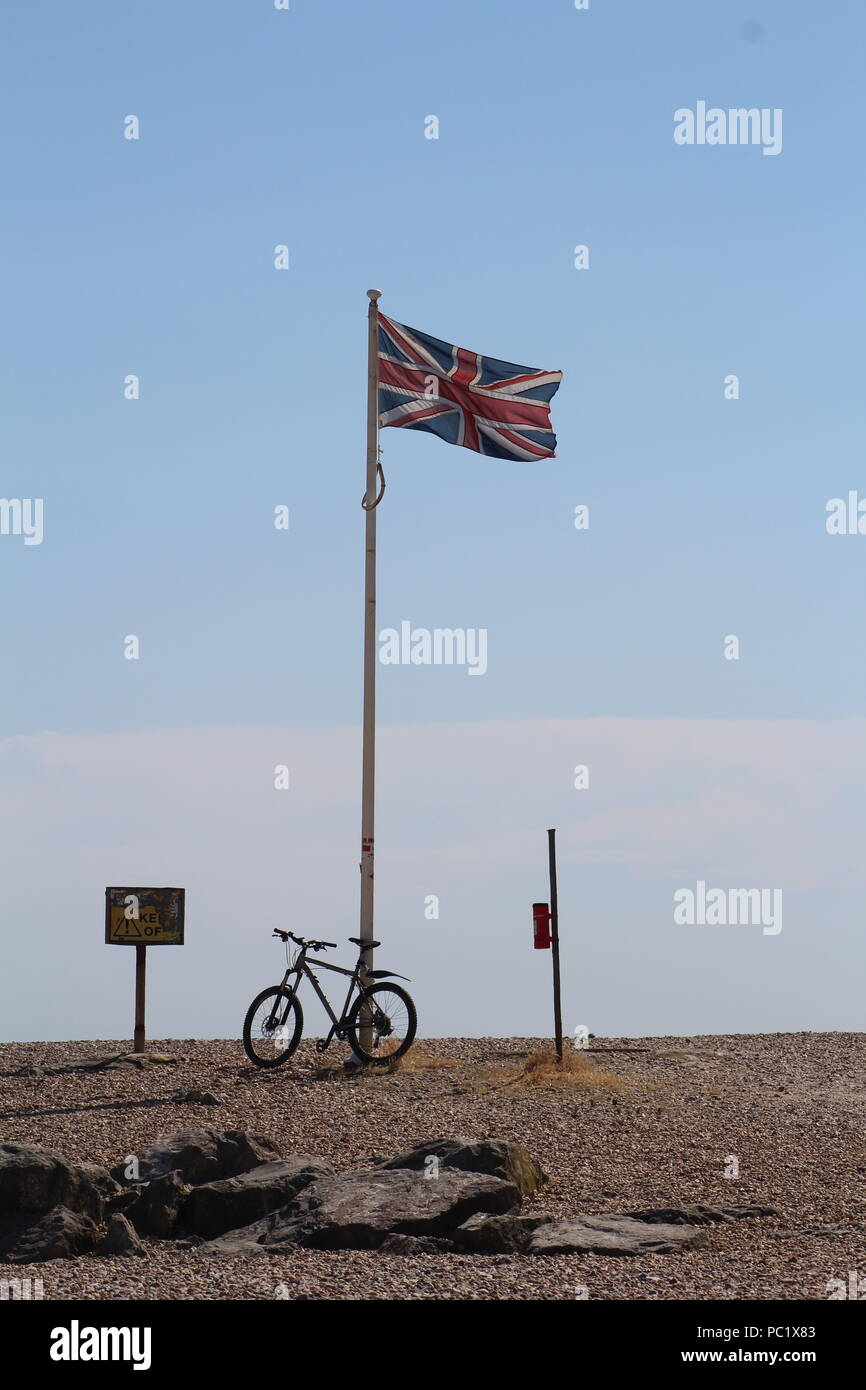 Unione britannica bandiera bandiera su una spiaggia di ghiaia Foto Stock