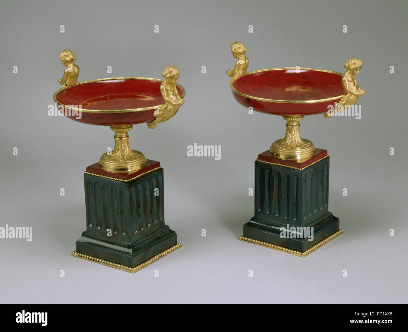 Vetreria imperiale (Russo, 1777-1917). "Uno di una coppia di Tazzas,' tardo XIX secolo. purpurine, bronzo dorato, vetro colorato. Walters Art Museum (47.415): acquistato da Henry Walters, 1930. 45 vetrerie imperiale - Coppia di Tazzas - Walters 47415, 47416 - Gruppo Foto Stock