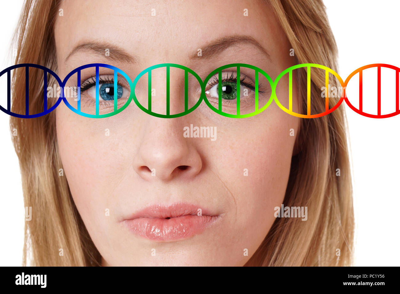 Genoma umano il concetto di editing, close-up ritratto di una giovane donna con uno blu e uno verde colore degli occhi sovrapposte con la doppia elica del DNA Foto Stock
