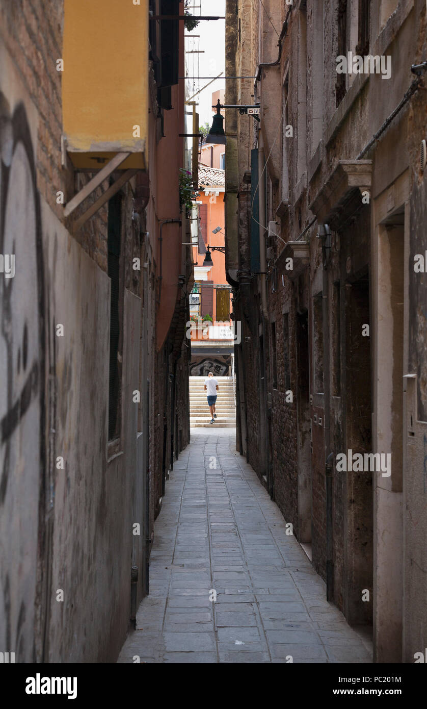 Stretto vicoletto, Venezia Foto Stock