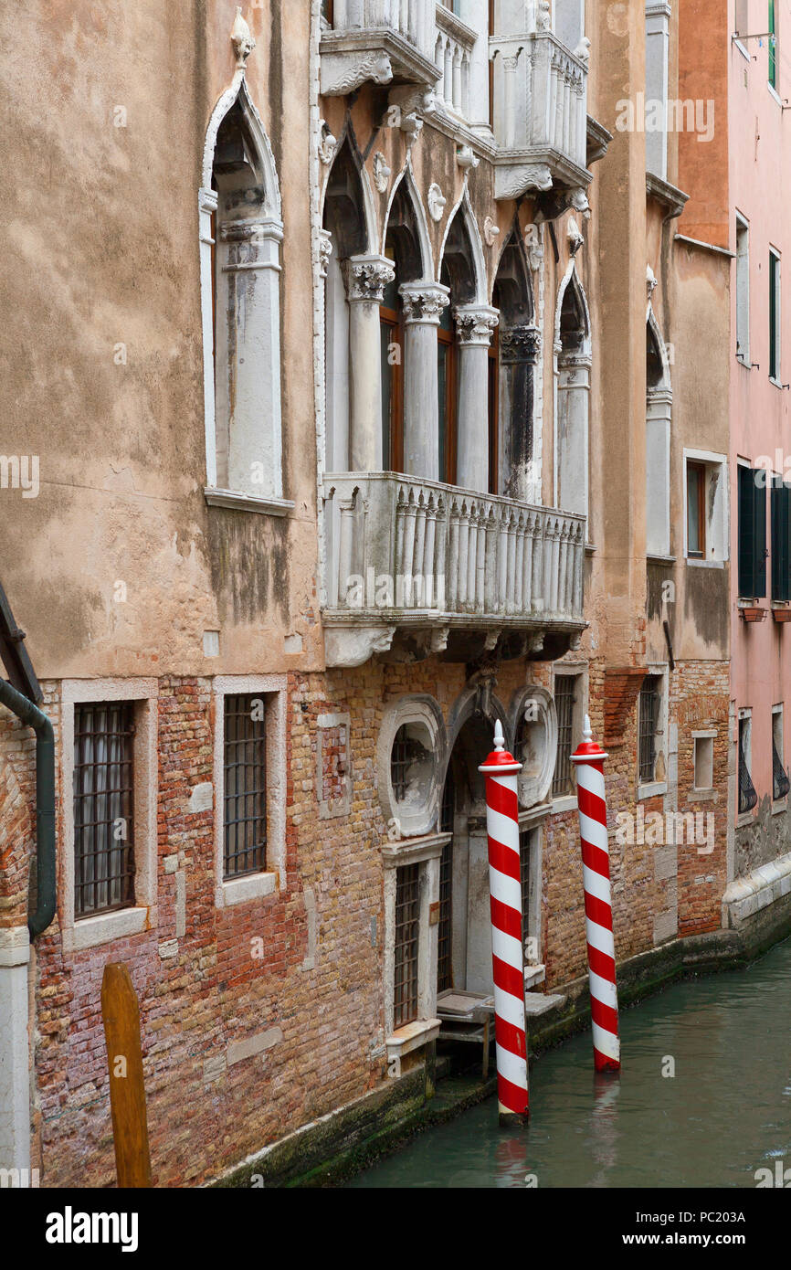 A lato della strada ed il Canal, Venezia Foto Stock