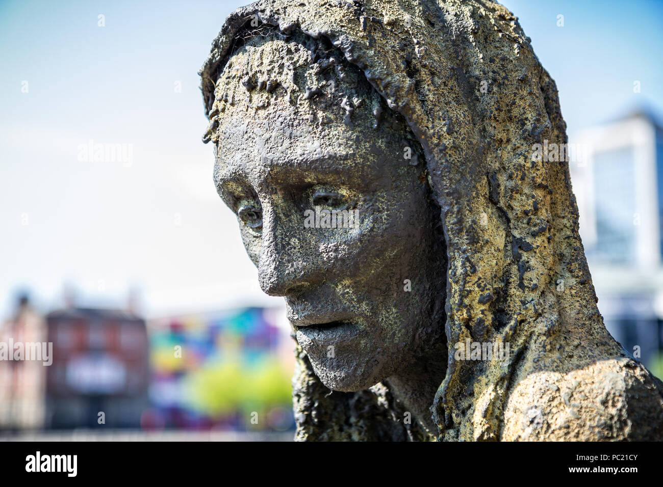 In prossimità della testa di una delle sculture di carestia su Custom House Quay a Dublino, Irlanda adottate il 7 maggio 2013 Foto Stock