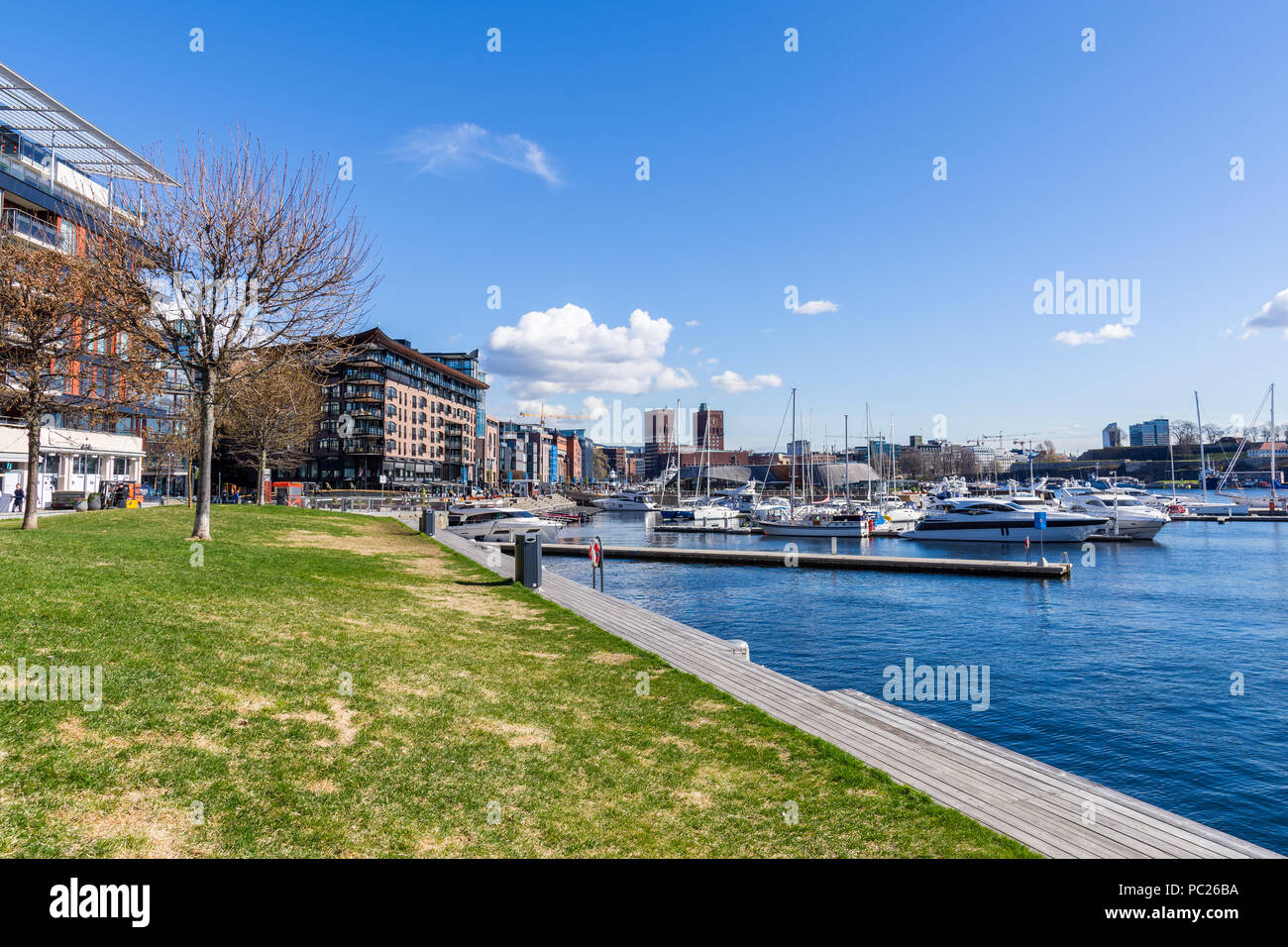 Tipico esempio di architettura scandinava nella Aker Brygge area in Oslo, nella parte anteriore è possibile vedere le barche ormeggiate nel porto. Norvegia Foto Stock