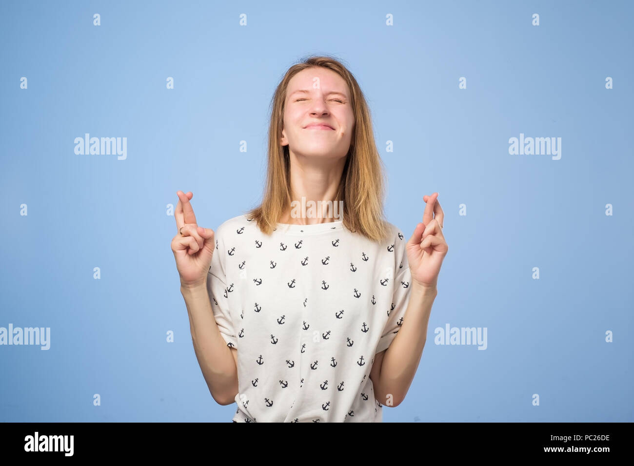 Lucky bella femmina europeo incrocia le dita , auspica che tutti i desideri si avverano. Foto Stock