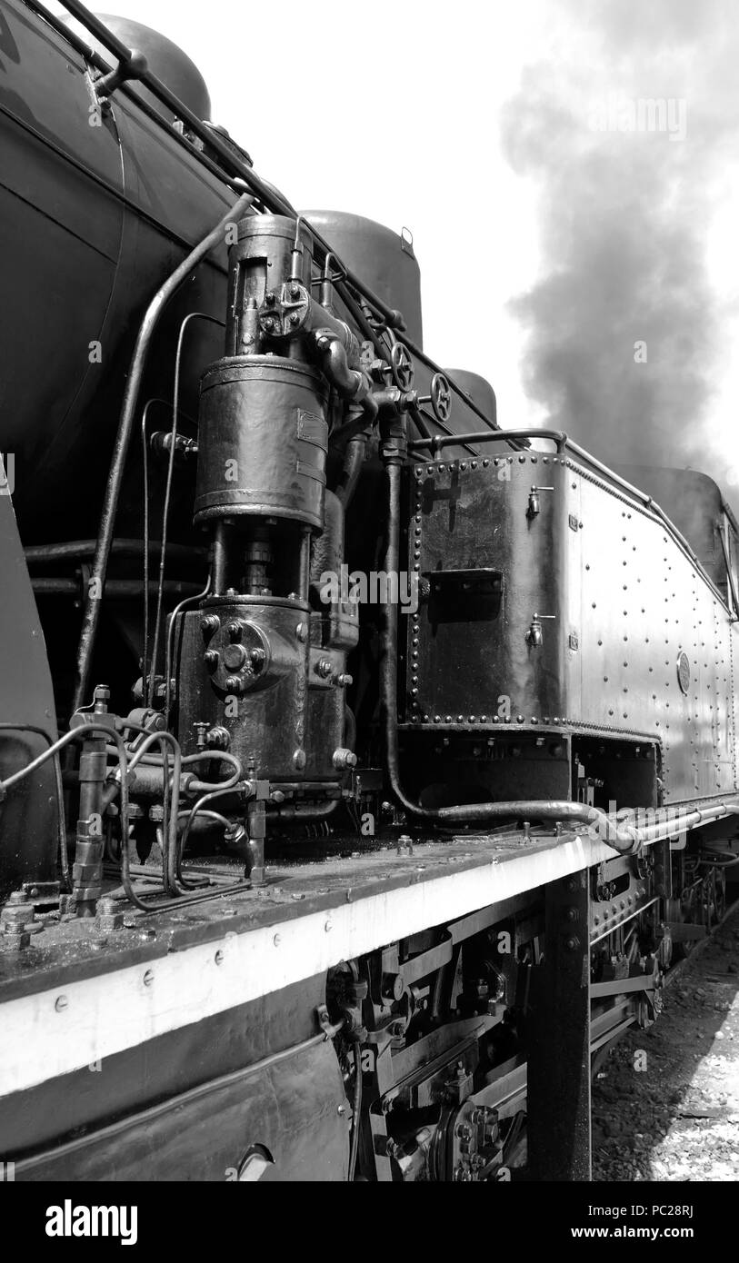 Dettaglio di Vintage motore a vapore, lavorano con fumo - convertito in bianco e nero Foto Stock