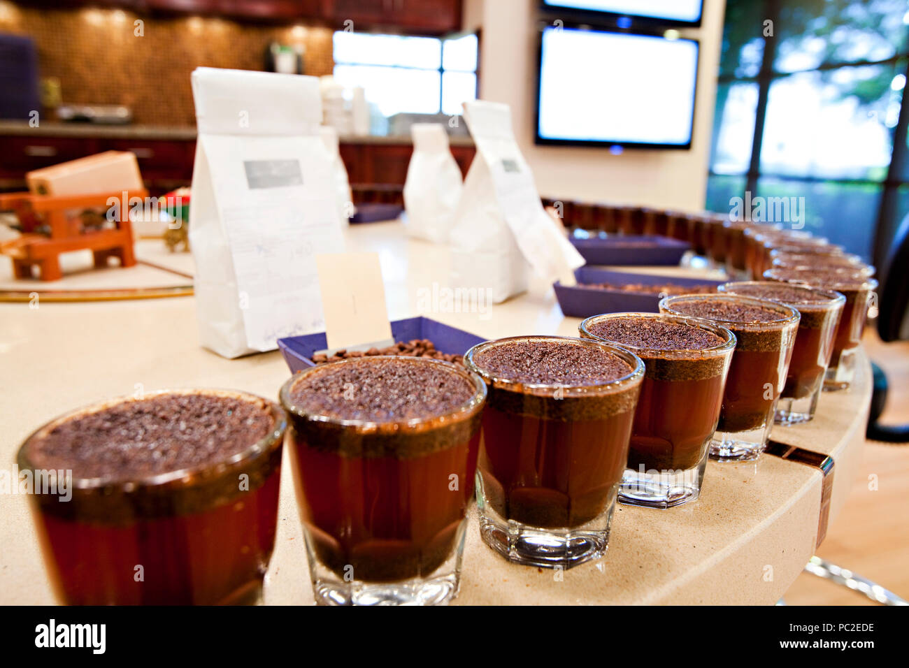 Coppettazione, o la degustazione di caffè Foto Stock