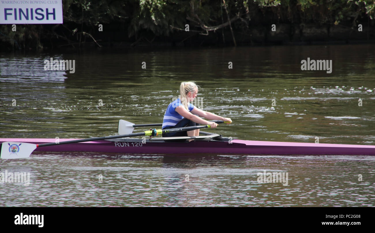Runcorn club di canottaggio, donne single skulling, a Warrington Rowing Club 2018 Estate regata, Howley lane, Mersey River, Cheshire, North West England, Regno Unito Foto Stock