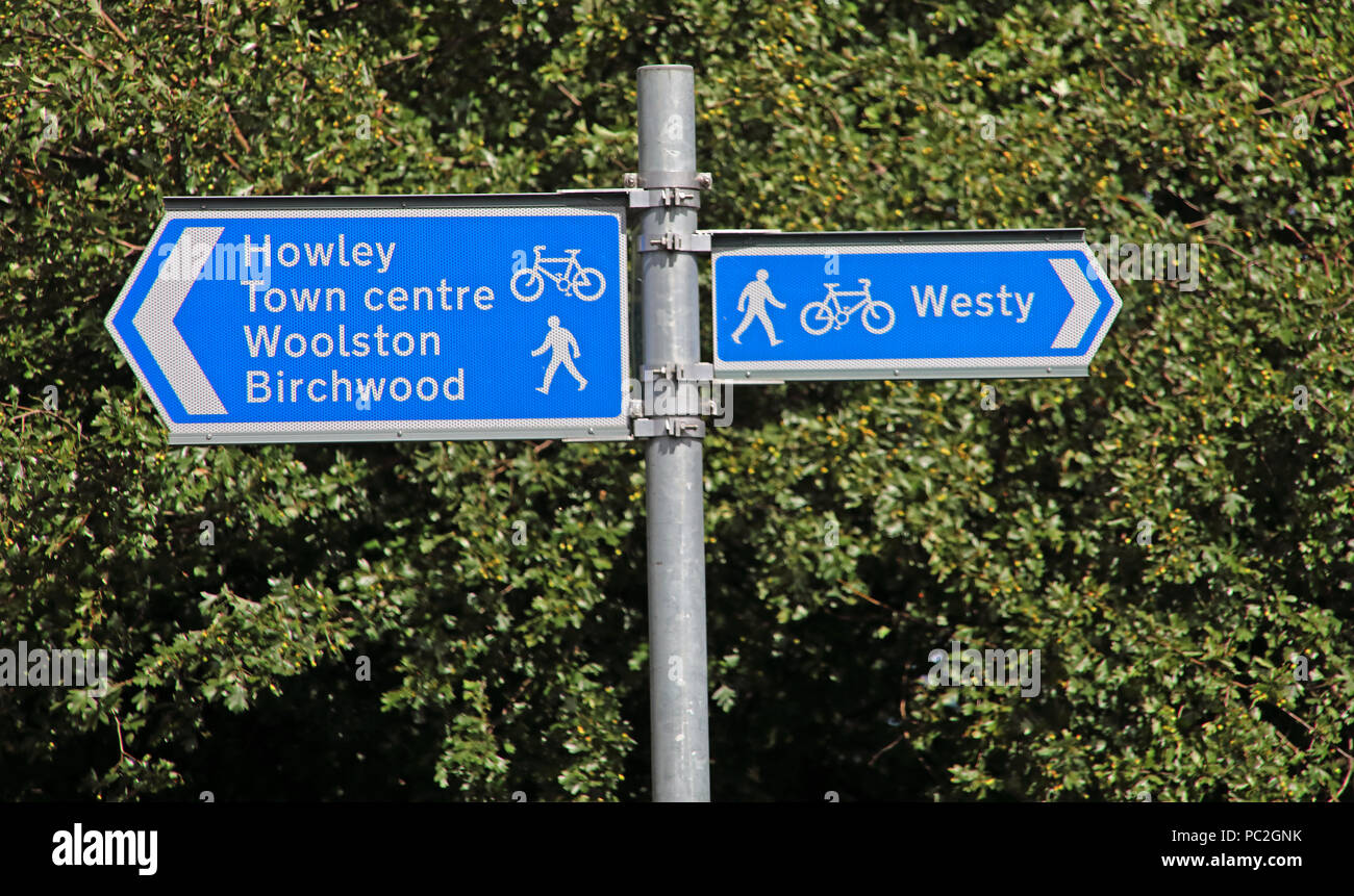 Area di Warrington percorso ciclabile cartello blu, Latchford, vicino al fiume Mersey, Cheshire, North West England, Regno Unito Foto Stock