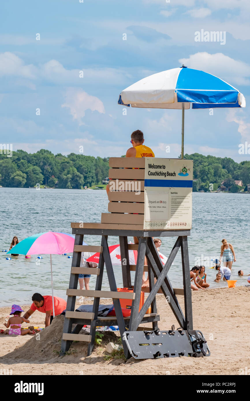 Lifegaurd mantiene una stretta sorveglianza sui bagnanti in Couchiching Beach Park su un caldo e umido in giorno Orillia Ontario in Canada. Foto Stock