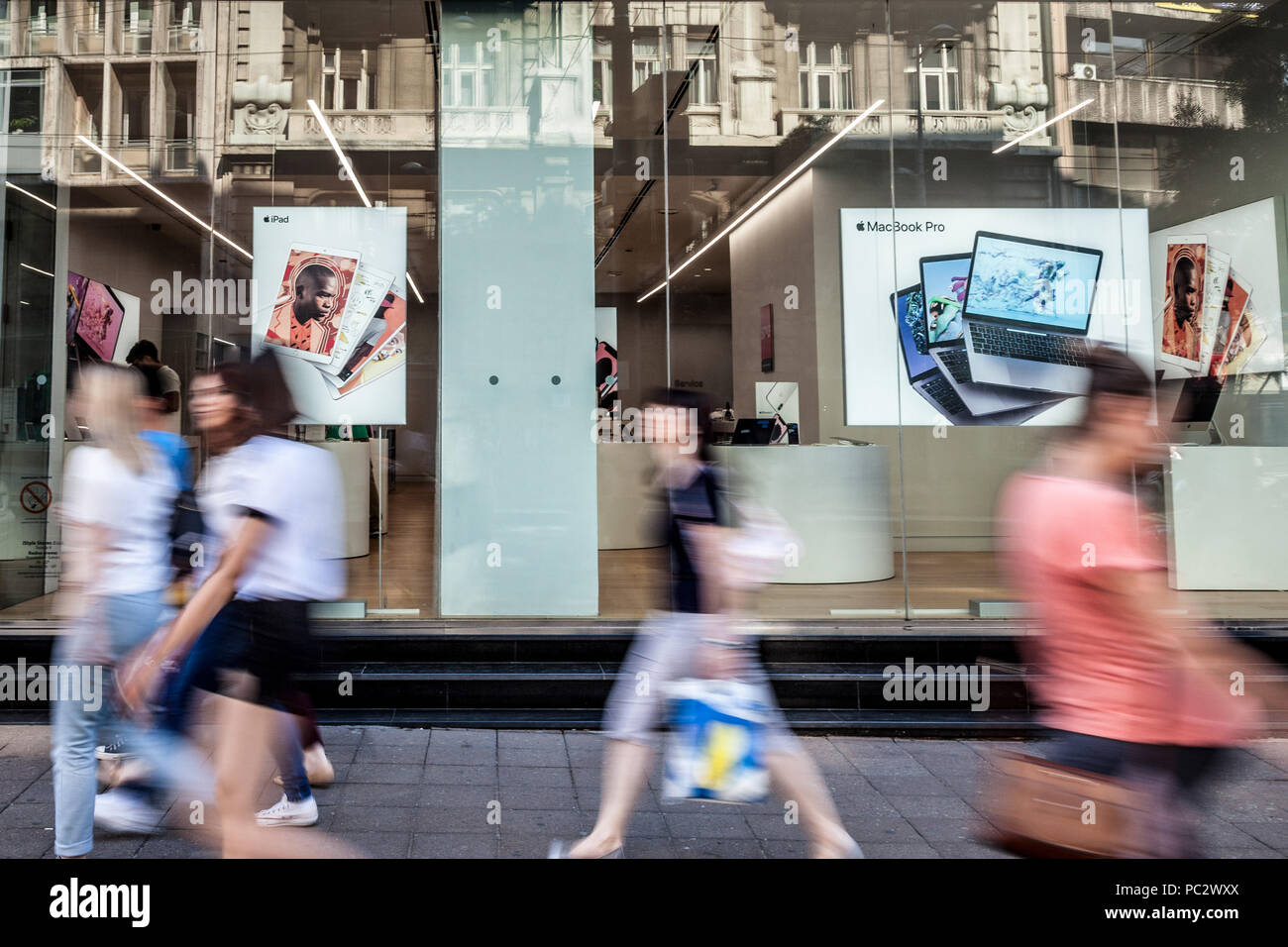 Belgrado, Serbia - Luglio 11, 2018: il logo Apple su Belgrado Negozio Apple Premium Reseller twith persone di passaggio nella parte anteriore. Apple Store è una catena di ret Foto Stock