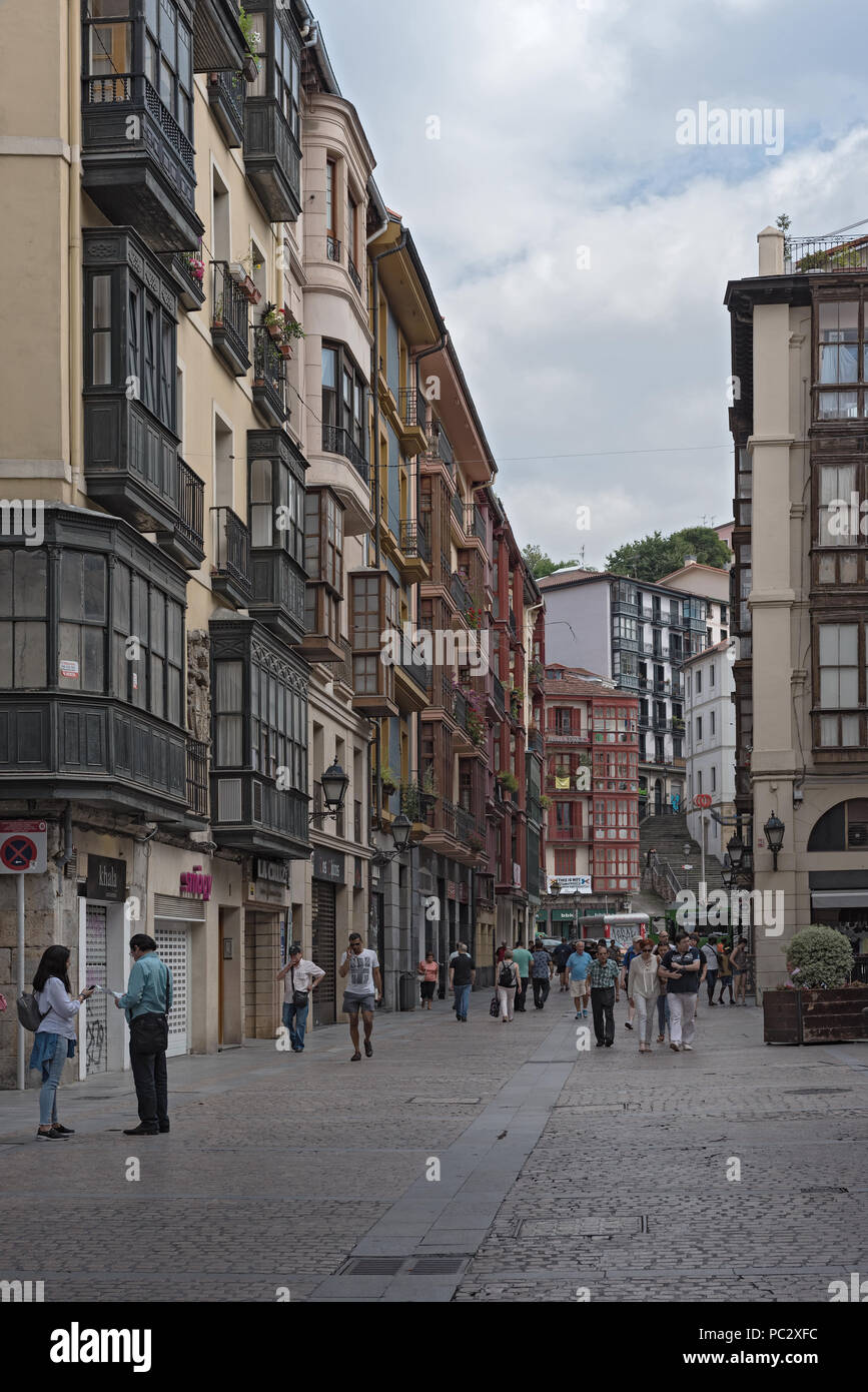 La gente nelle strette vie del centro storico di Bilbao, Spagna Foto Stock