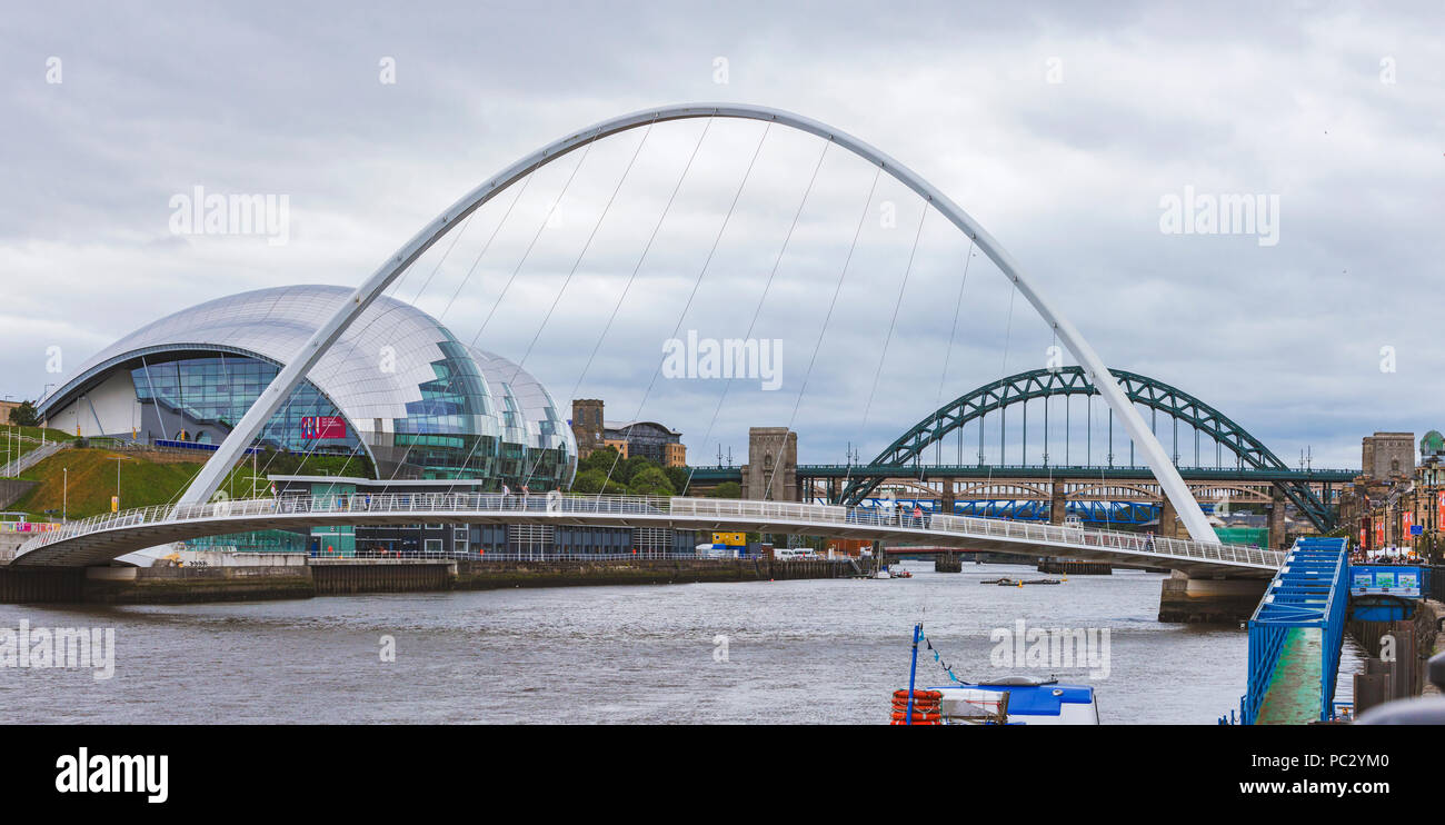 Il Fiume Tyne guardando verso Newcastle, il Millenium Bridge e il Tyne Bridge da Gateshead Quayside, Newcastle upon Tyne. Foto Stock