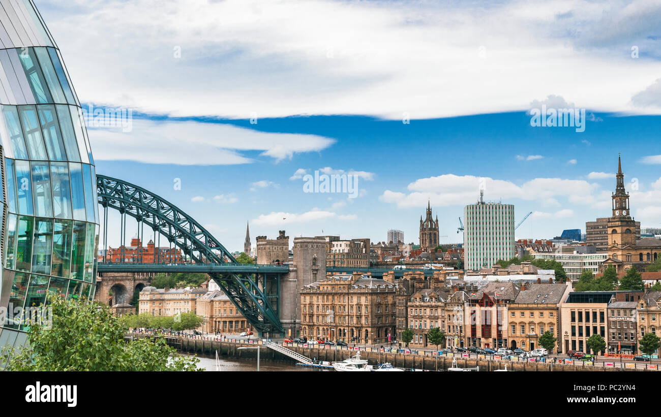 Una vista di Gateshead Millennium Bridge sul fiume Tyne da Newcastle guardando verso il Tyne Bridge. Foto Stock