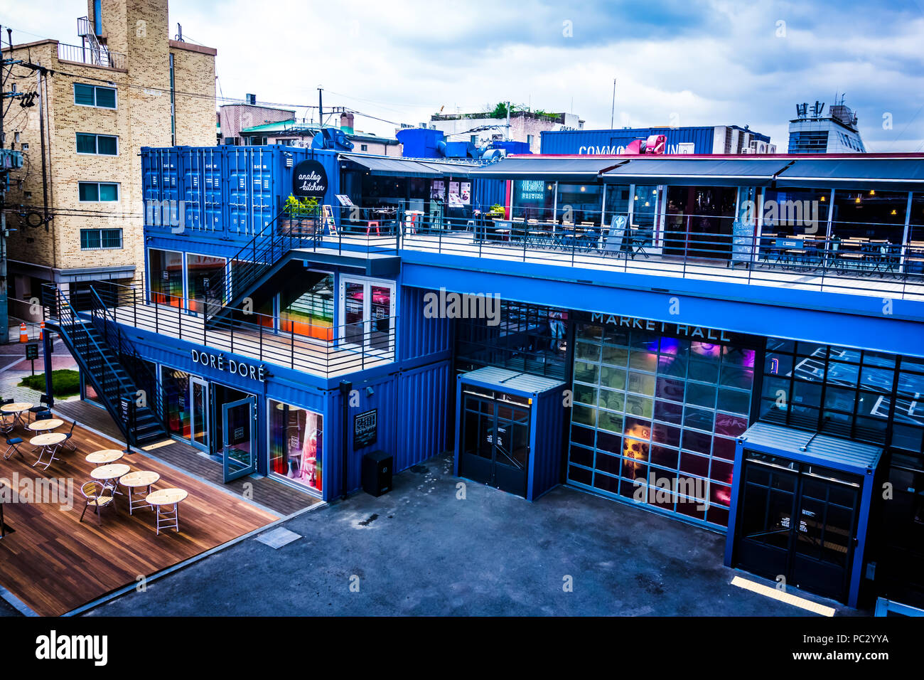 Seoul, Corea del Sud - 15 Maggio 2017: il terreno comune store è integrato con 200 grandi contenitori di spedizione. Foto Stock