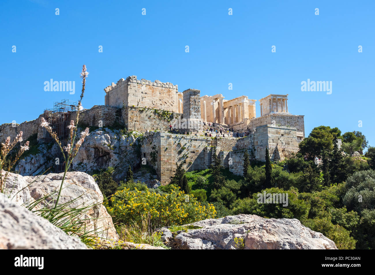 Il sito archeologico di Acropolis hill, visto dalla collina di Areopago di Atene, Grecia. Foto Stock