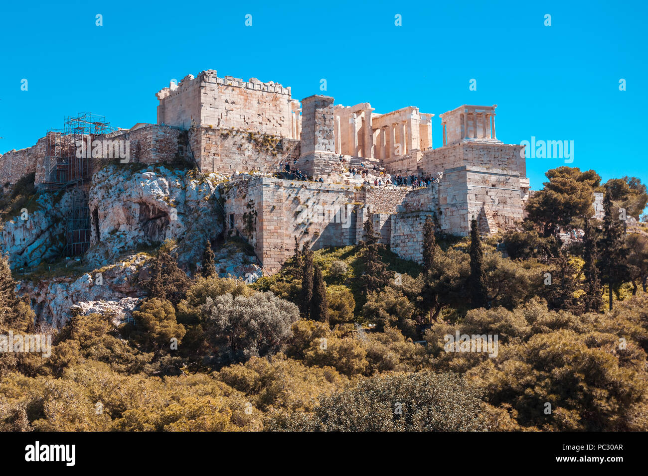 Il sito archeologico di Acropolis hill, visto dalla collina di Areopago di Atene, Grecia. Foto Stock