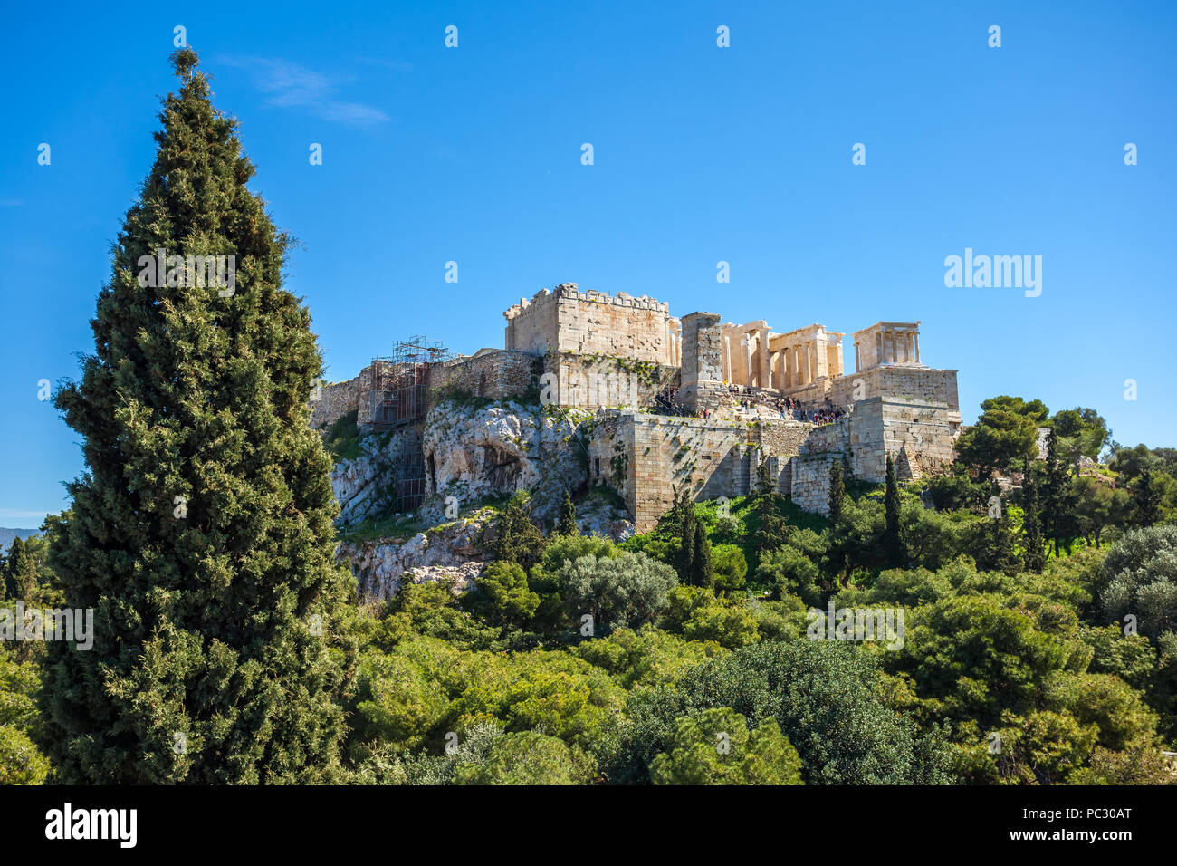 Il sito archeologico di Acropolis hill, visto dalla collina di Areopago di Atene, Grecia. Foto Stock