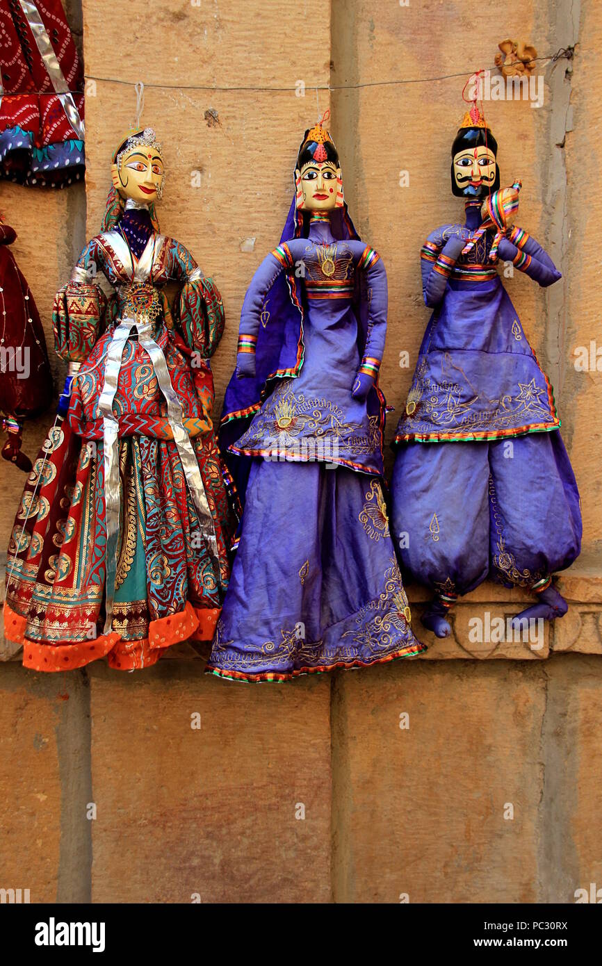 Tradizionalmente vestito, belle bambole sul display su pareti a Jaisalmer Fort in Jaisalmer, Rajasthan, India, Asia Foto Stock
