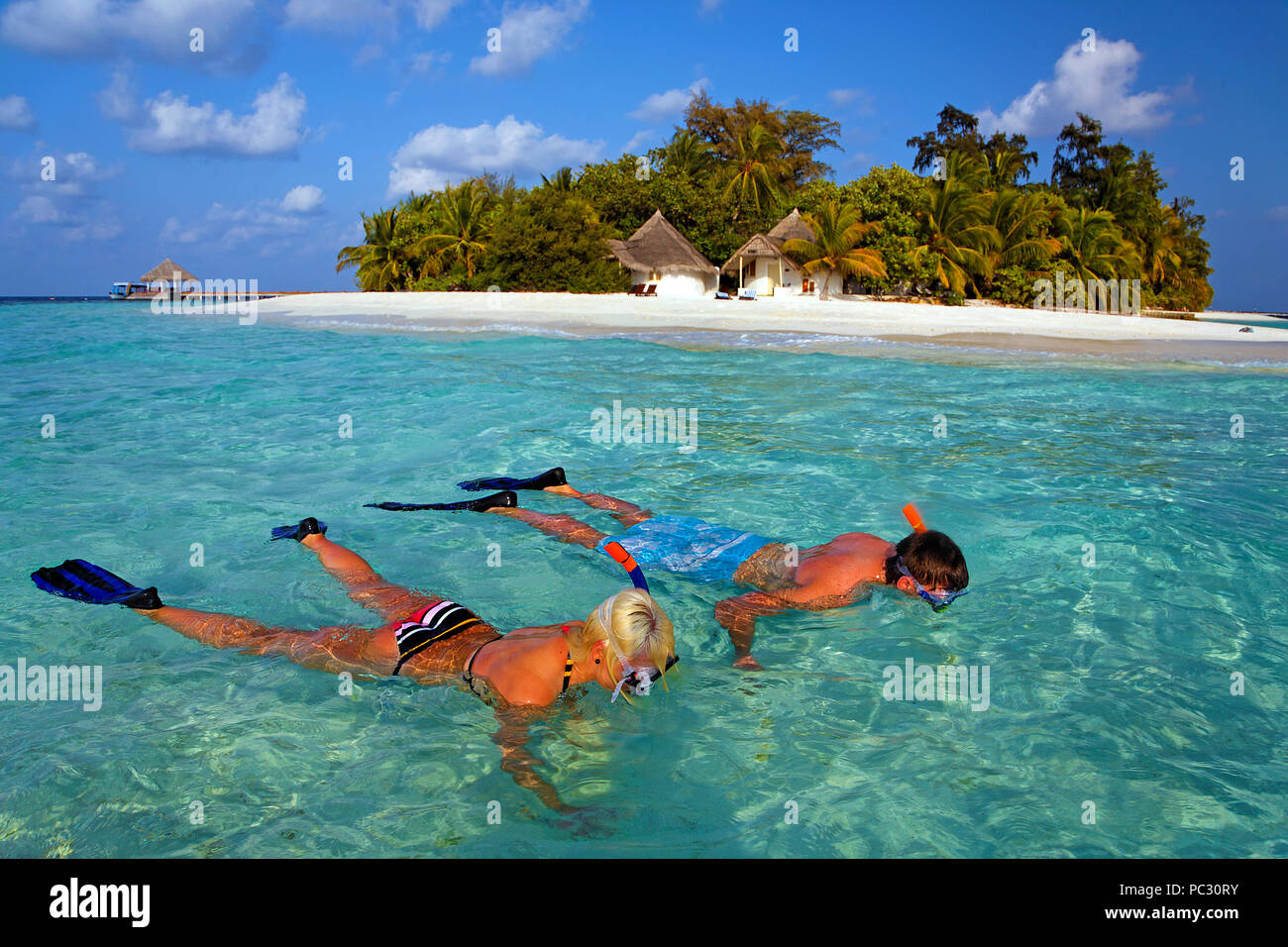 Schnorchler vor der Insel Bathala, Malediven | Snorkeller davanti a Bathala island, Maldive Foto Stock