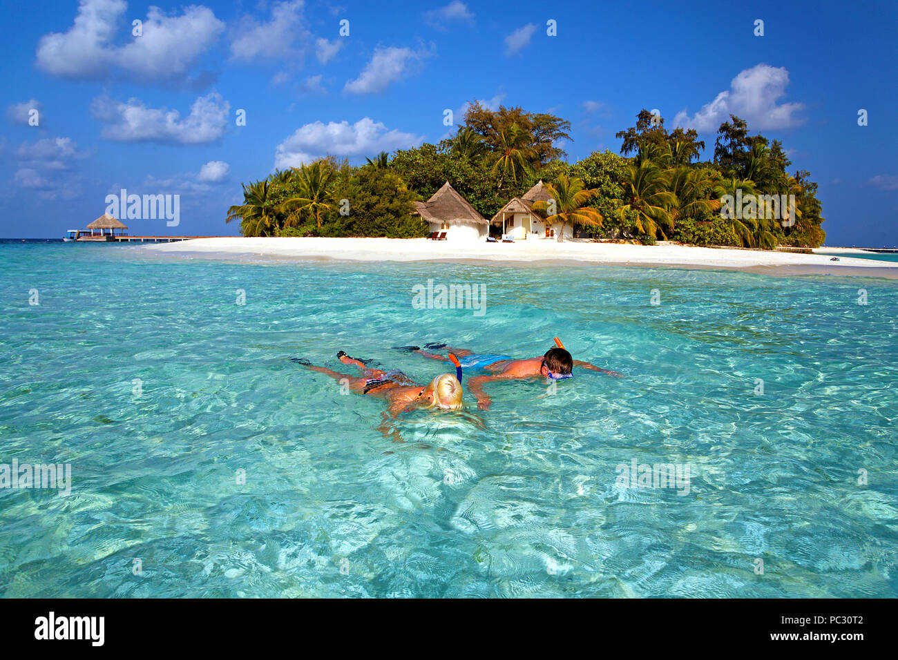 Schnorchler vor der Insel Bathala, Malediven | Snorkeller davanti a Bathala island, Maldive Foto Stock