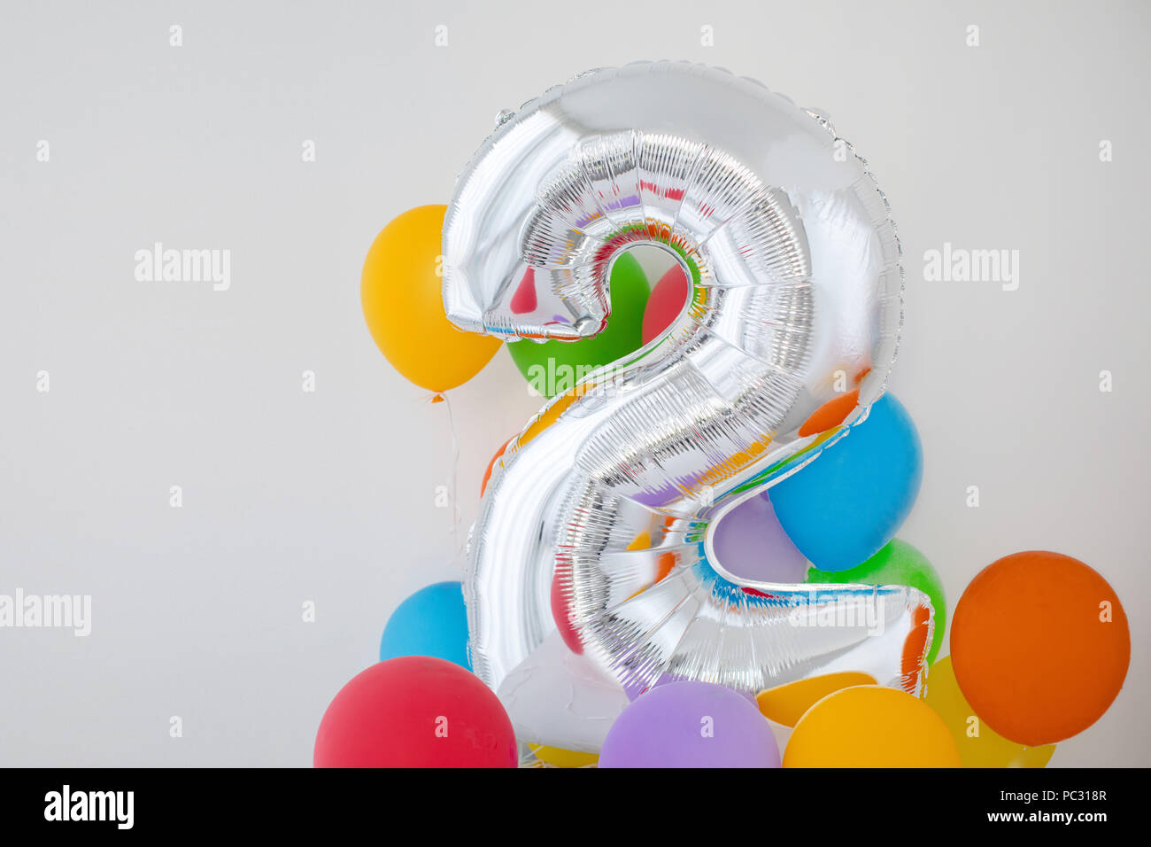 Numero 2 due del palloncino a colori su sfondo chiaro Foto Stock
